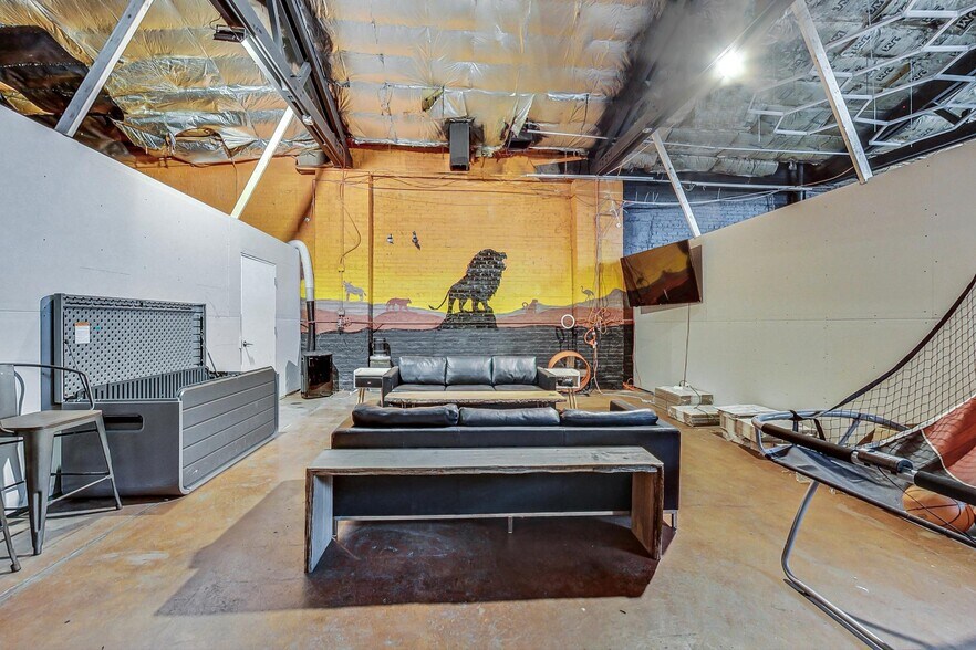 More Photos Of 3693-3705 W Grand Ave, Chicago Warehouse For Sale