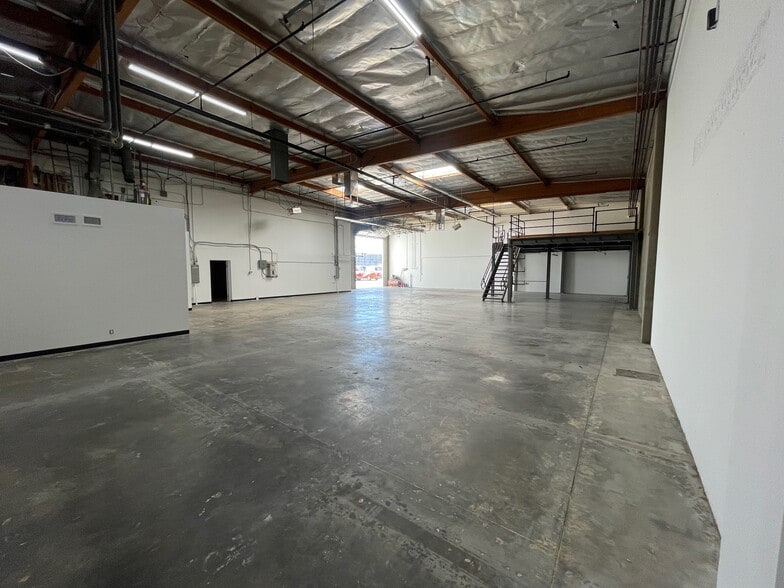 More Photos Of 19428-19434 Business Center Dr, Northridge Warehouse For Lease