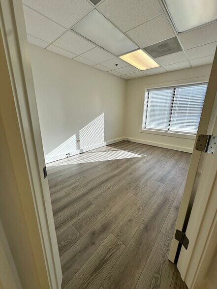 More Photos Of 1901 Raymond Dr, Northbrook Medical For Lease