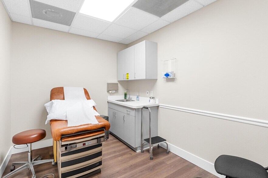 More Photos Of 920 ROLLING ACRES Rd, Lady Lake Medical For Sale