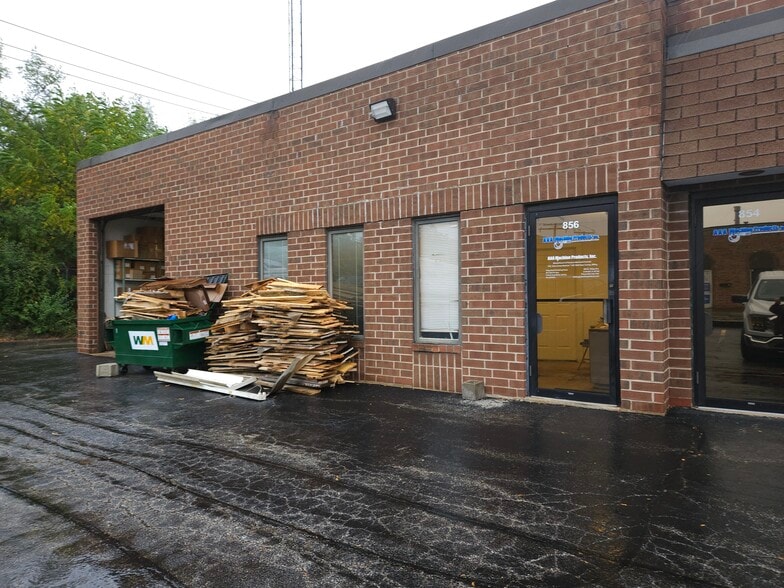 More Photos Of 840-876 N Ridge Ave, Lombard Warehouse For Lease