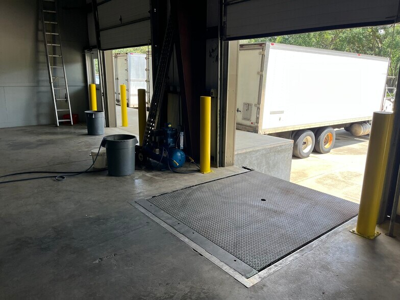 More Photos Of 2400 W Herman St, Pensacola Warehouse For Sale