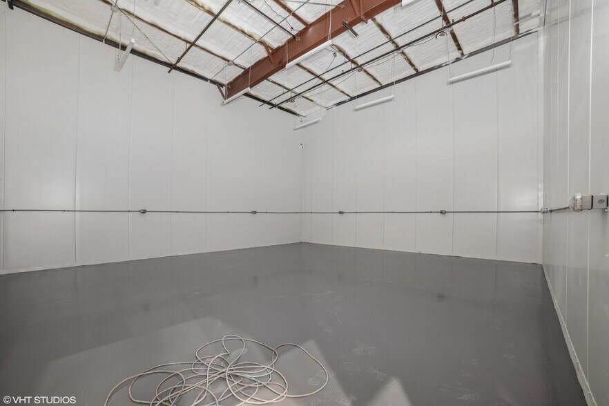 More Photos Of 740 Schneider Dr, South Elgin Manufacturing For Sale