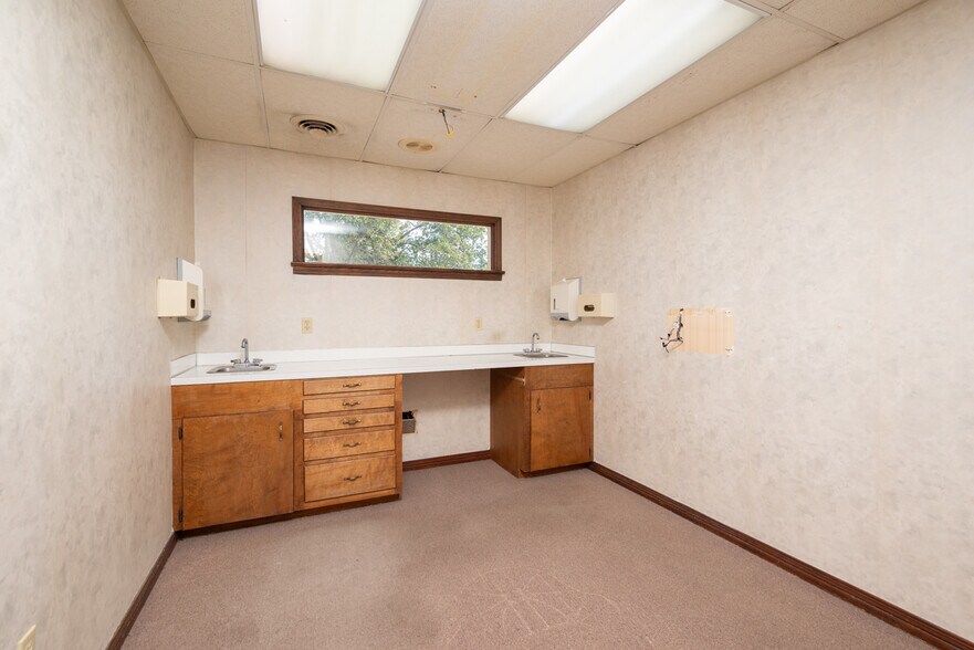 More Photos Of 900 E Broad St, West Point Office For Sale