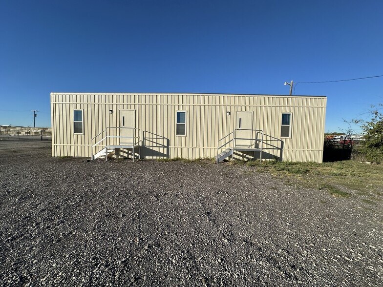 Primary Photo Of 1815 E Hicks Field Rd, Fort Worth Industrial For Lease