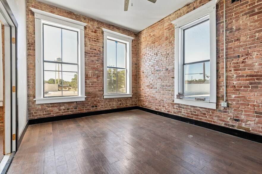 More Photos Of 116 S Second St, Venus Storefront Retail Office For Sale