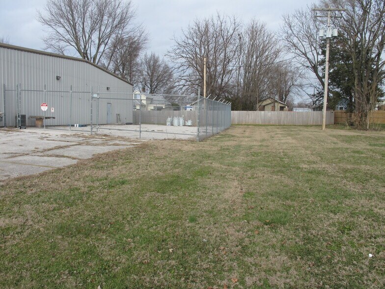 More Photos Of 1411 W Phelps St, Springfield Service For Lease