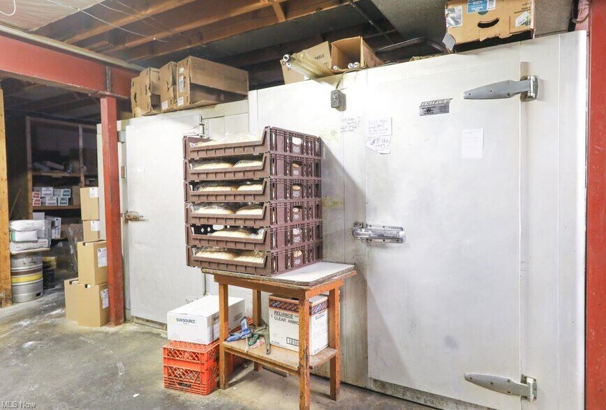 More Photos Of 387 S Broadway Ave, Salem Restaurant For Sale