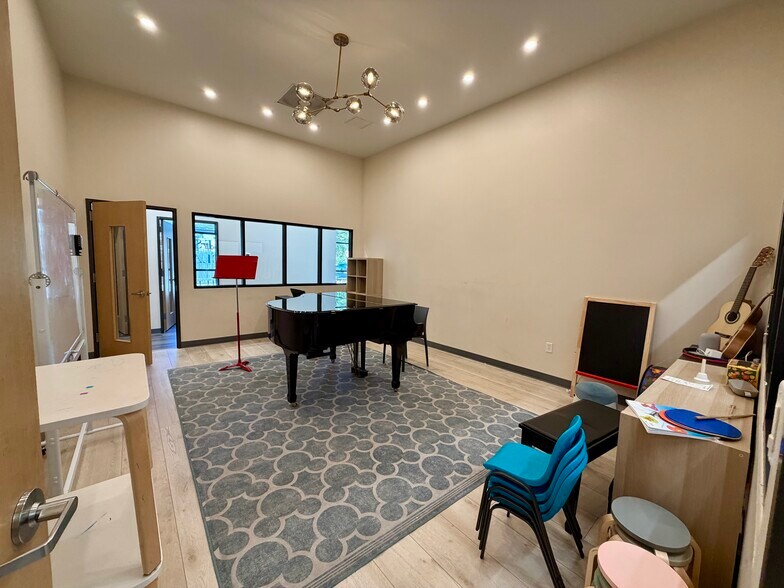 More Photos Of 1009 Yale St, Houston Freestanding For Lease