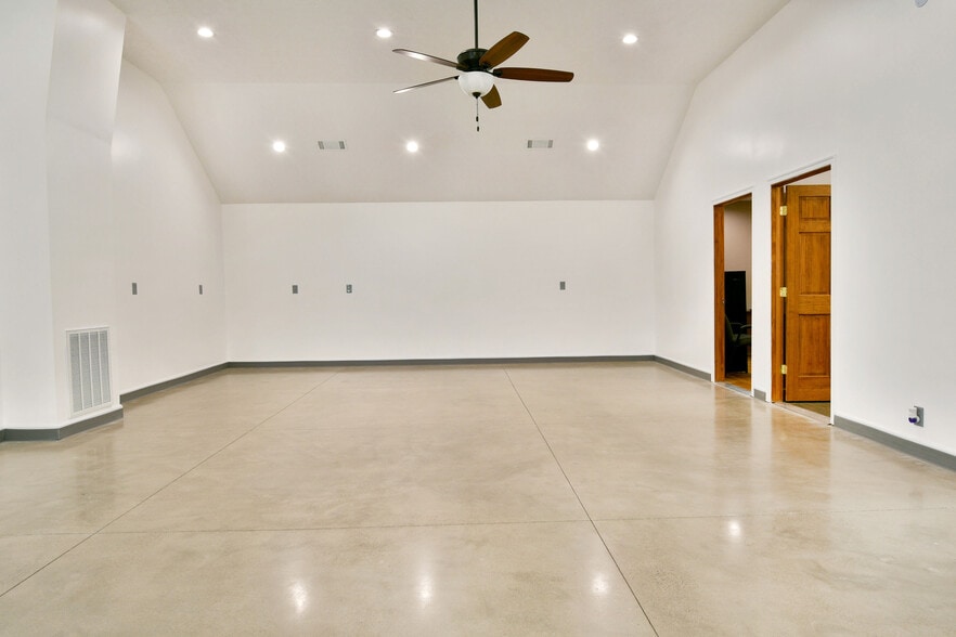 More Photos Of 3019 Parkman Rd NW, Warren Flex For Sale