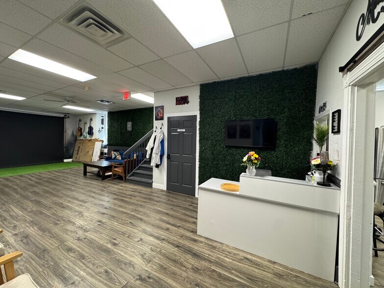 More Photos Of 8 N Broadway, Pitman Medical For Lease