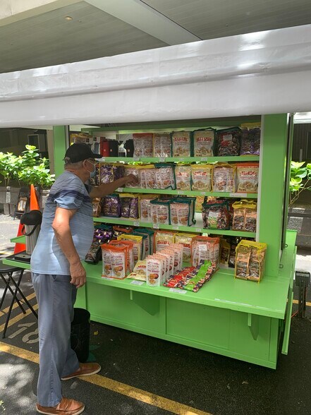 More Photos Of 5 Dukes Lane, Honolulu Storefront For Lease