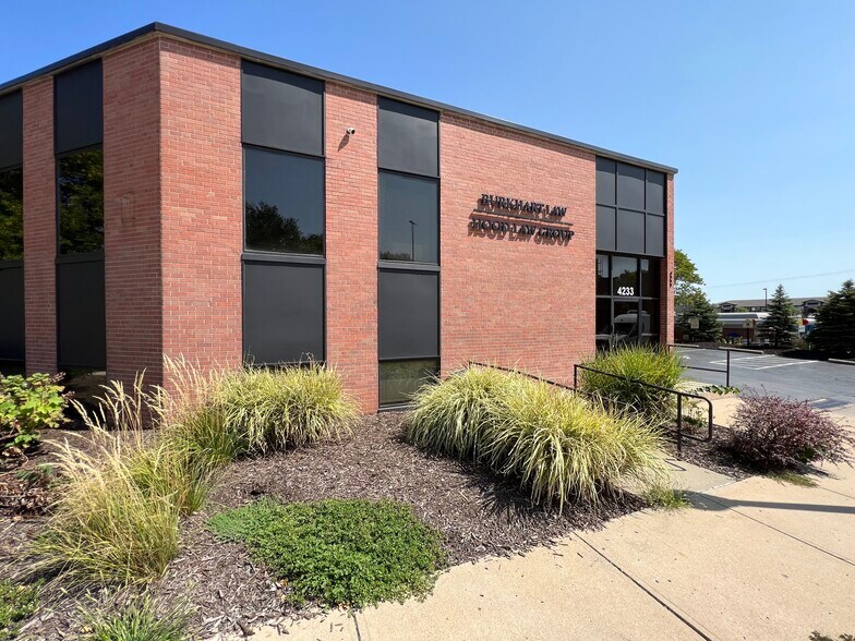 More Photos Of 4233 Roanoke Rd, Kansas City Office For Lease