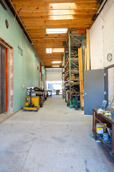 More Photos Of 2005 Wall St, Dallas Showroom For Lease