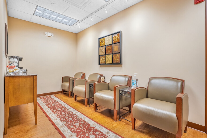 More Photos Of 1 TransAm Plaza Dr, Oakbrook Terrace Office For Sale