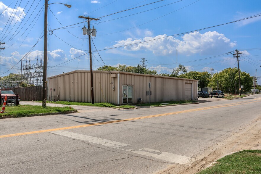 More Photos Of 104 Pioneer Dr E, Irving Light Distribution For Sale