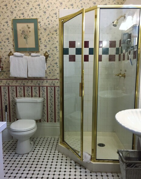 More Photos Of 611 W Woldert St, Tyler Hospitality For Sale