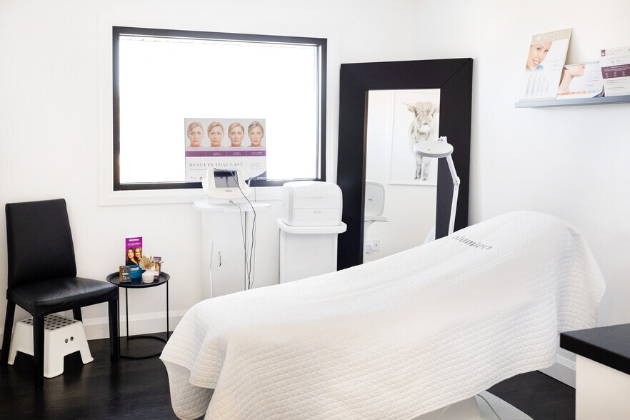 More Photos Of 1533 Dundas St E, Whitby Office For Sale