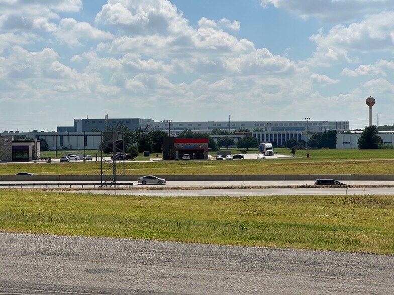 More Photos Of 3111 S Travis St, Sherman Distribution For Lease