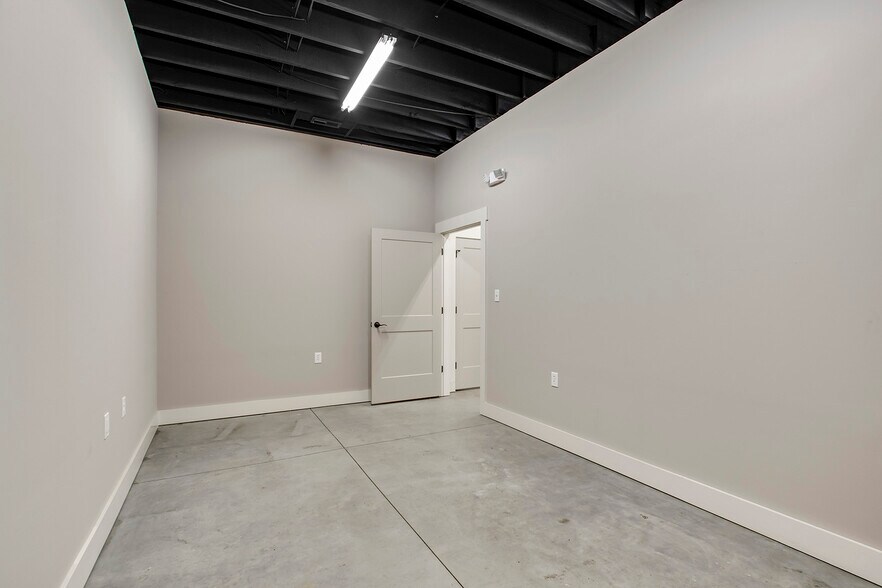 More Photos Of 145 US-70, Lenoir City Flex For Lease