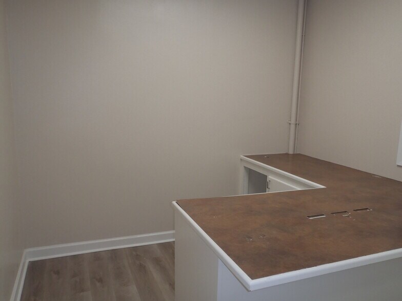 More Photos Of 2025 McLarty Dr, Newport Office For Sale