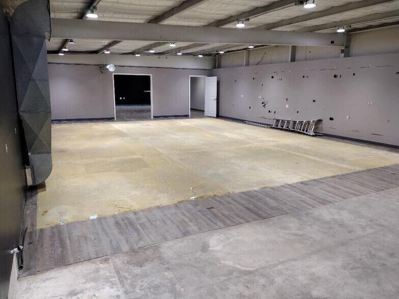 More Photos Of 406 E Butler Rd, Mauldin Showroom For Lease