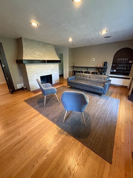 More Photos Of 419 York Rd, New Hope Freestanding For Sale