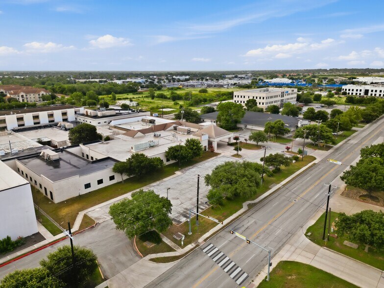 More Photos Of 7400 Barlite Blvd, San Antonio Medical For Lease