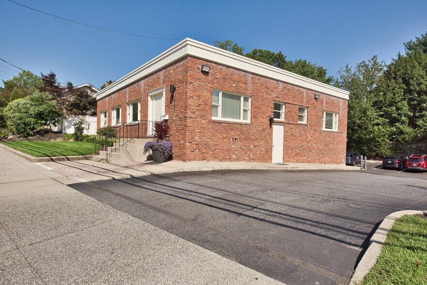 More Photos Of 121 Pulaski Rd, Kings Park Office For Sale