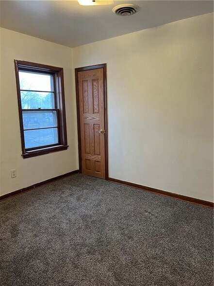 More Photos Of 416 Putnam St, Eau Claire Supermarket For Sale
