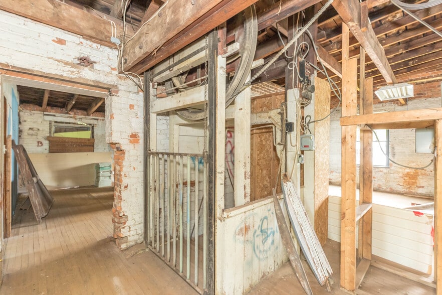 More Photos Of 1340 W Main St, Wytheville Loft Creative Space For Sale