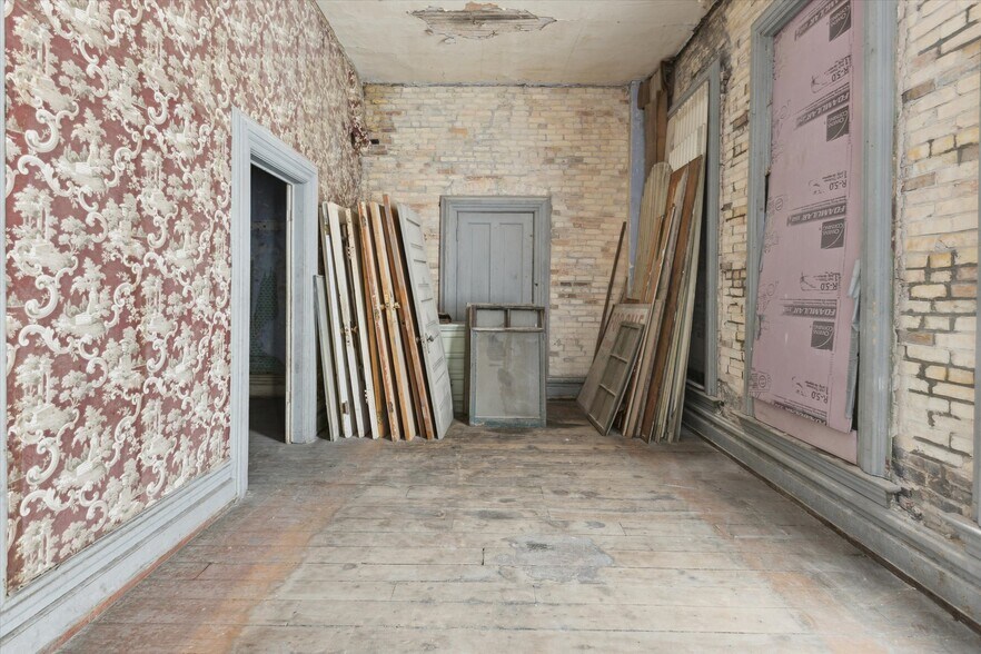 More Photos Of 1017 Washington Ave, Bay City Storefront Retail Residential For Sale