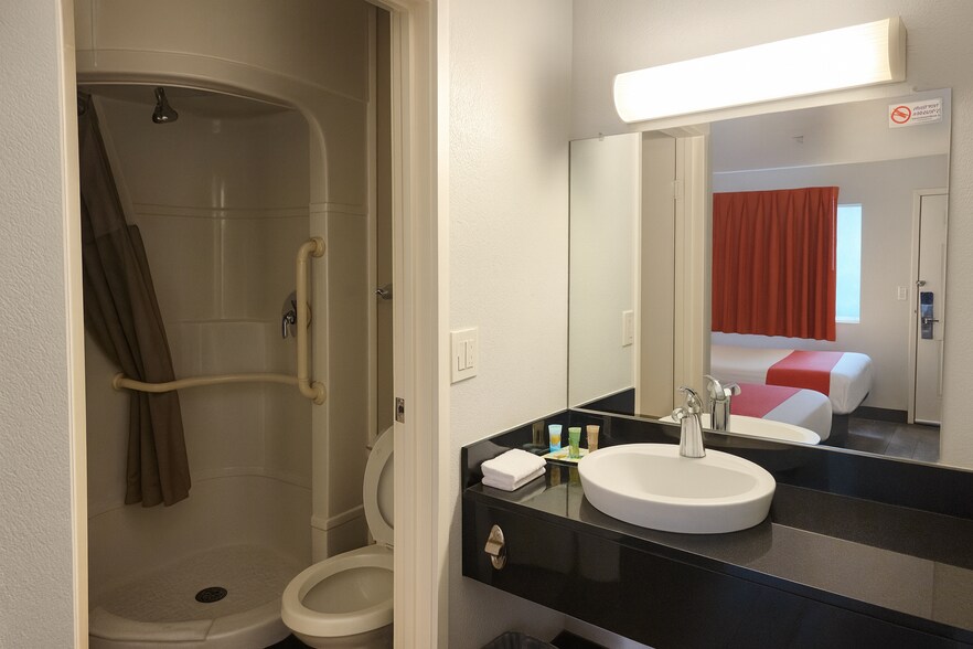 More Photos Of 2300 Cleveland Ave N, Saint Paul Hotel For Sale