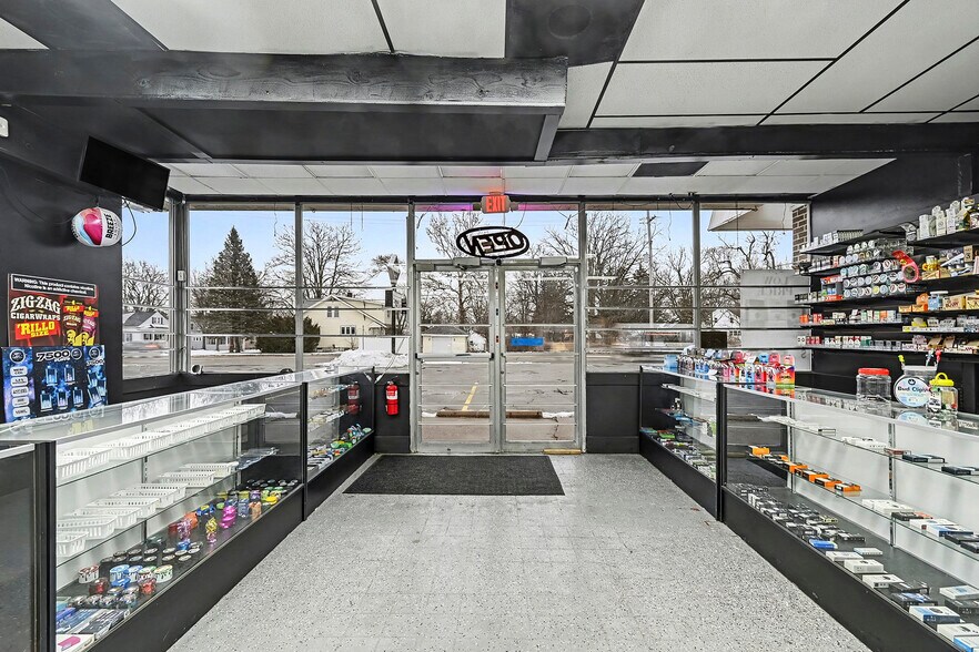 More Photos Of 302-306 S Cedar St, Mason Freestanding For Sale