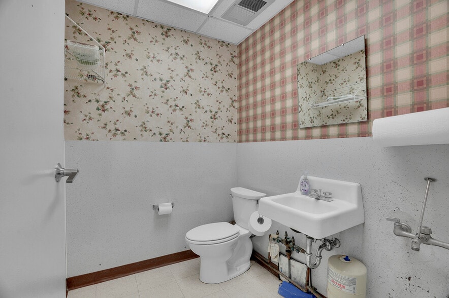 More Photos Of 211 E Simpson St, Lafayette General Retail For Sale