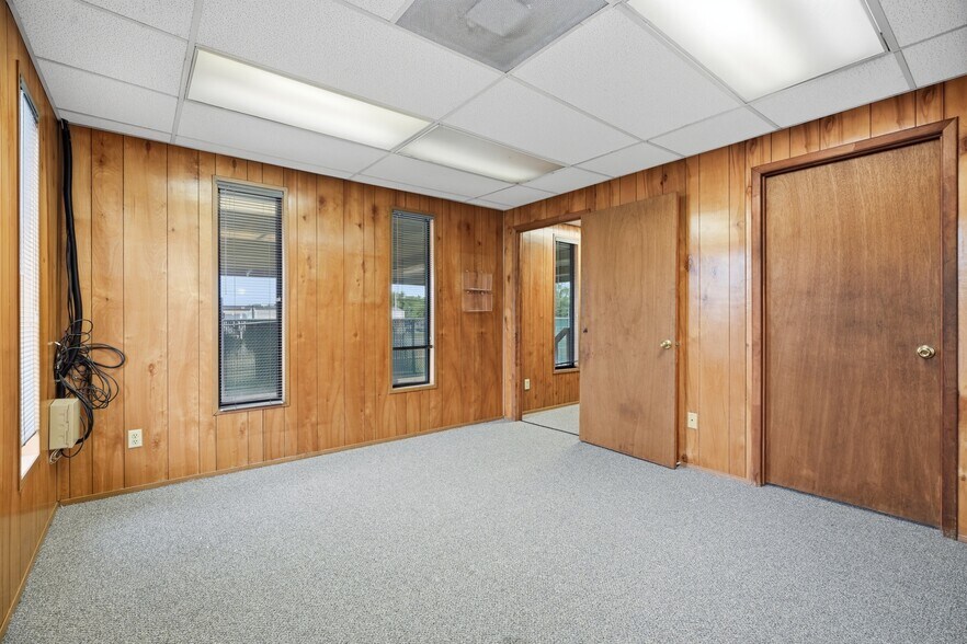 More Photos Of 2233 Garden Rd, Pearland Warehouse For Lease