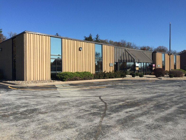 More Photos Of 4900 38th Ave, Moline Office For Lease