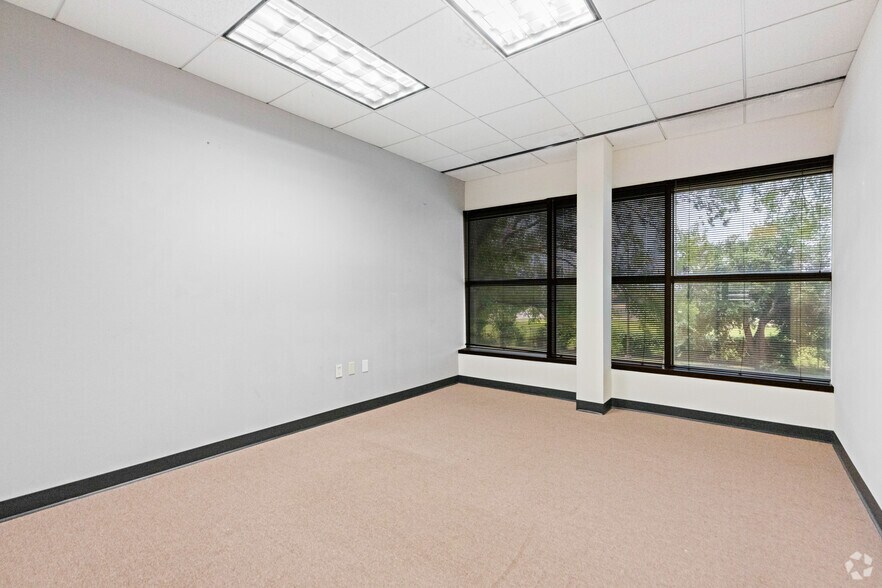More Photos Of 11302 Tanner Rd, Houston Office For Sale