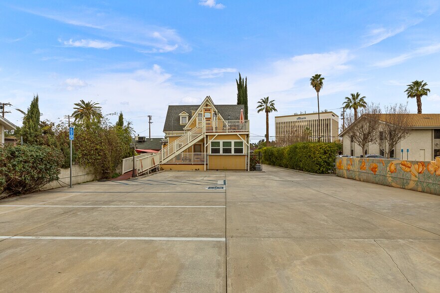 More Photos Of 214 E Olive Ave, Redlands Office For Sale