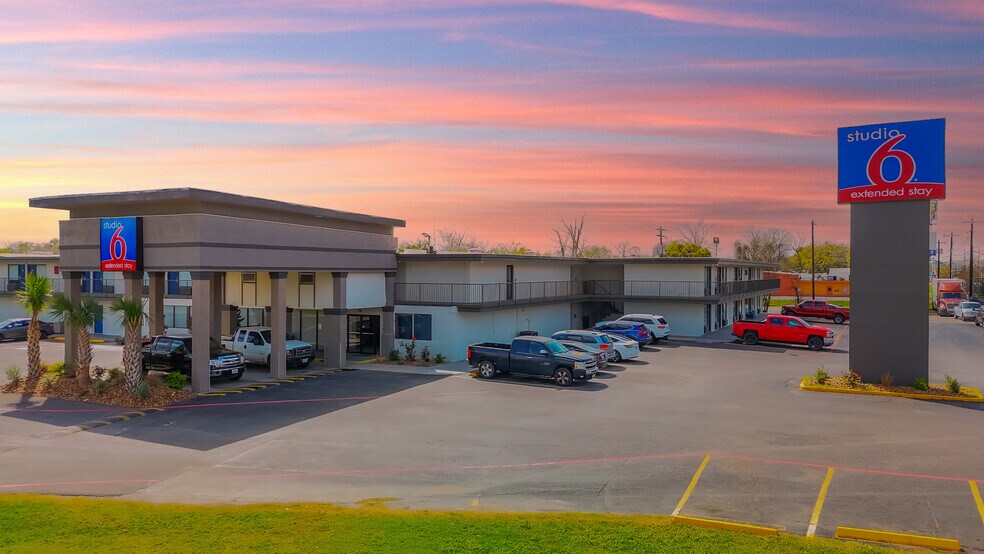 More Photos Of 110 E Highway 6, Alvin Hotel For Sale