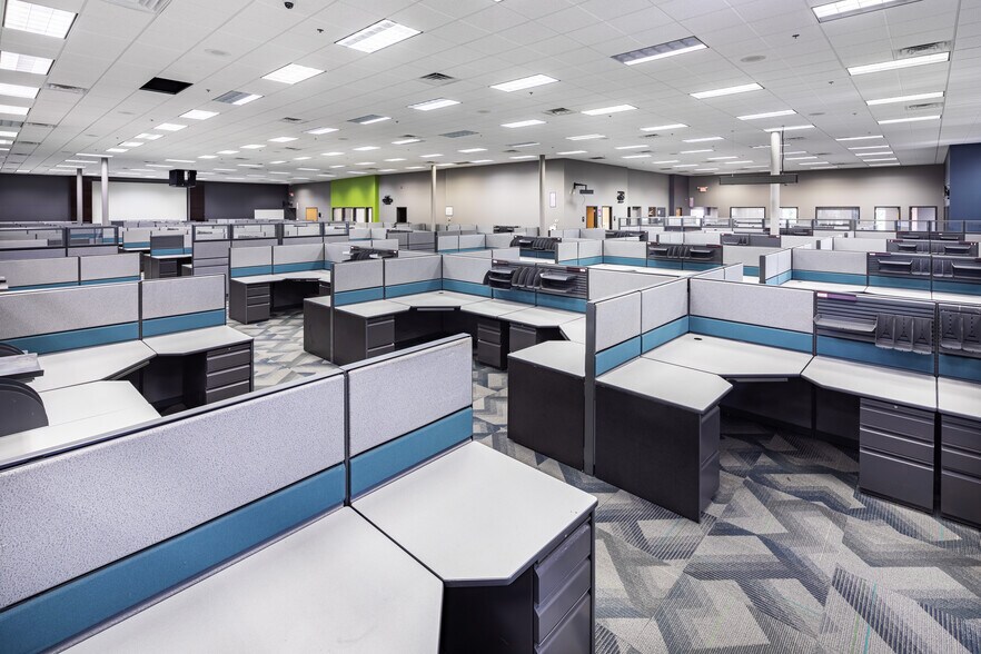 More Photos Of 921-929 Marthas Way, Hiawatha Light Distribution For Sale