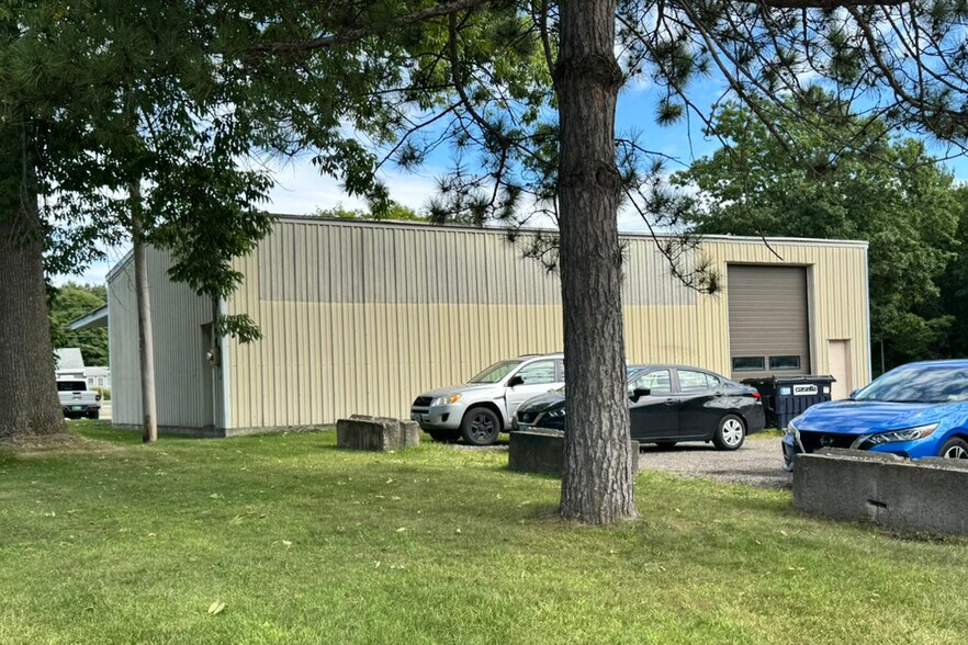 More Photos Of 47 Commerce St, Williston Industrial For Lease