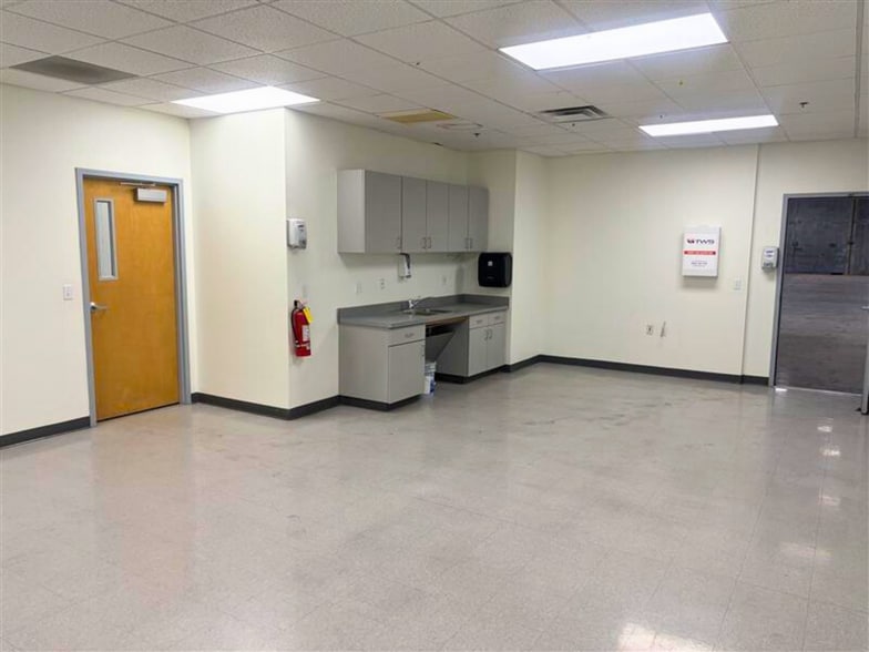 More Photos Of 7700 CF Jordan Dr, El Paso Warehouse For Lease