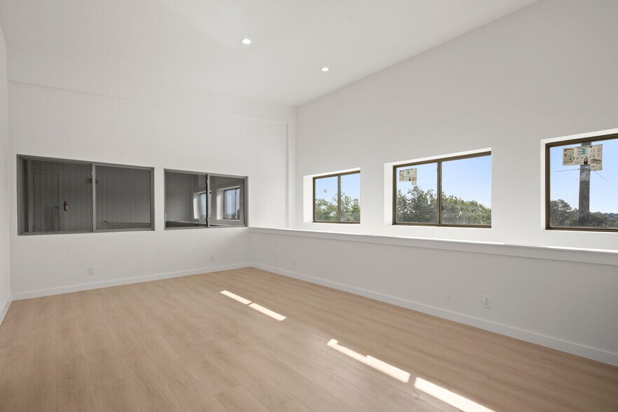 More Photos Of 10020 Darden Hill Rd, Austin Light Distribution For Lease