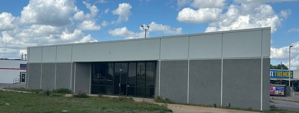More Photos Of 4413-4415 NW Cache Rd, Lawton Unknown For Lease