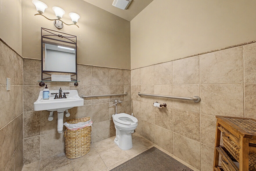 More Photos Of 565 W Chandler Blvd, Chandler Office For Lease