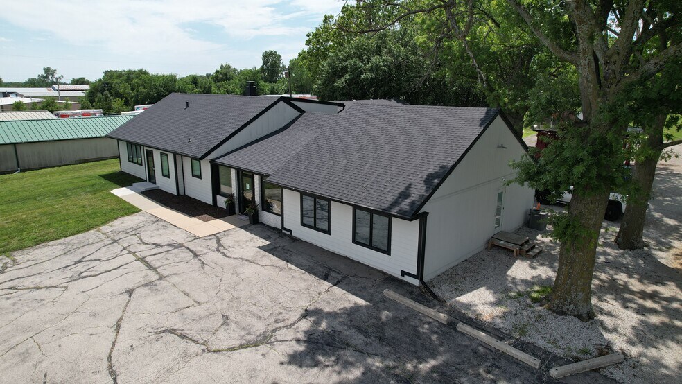 More Photos Of 1600 SW Market St, Lee's Summit Office For Sale