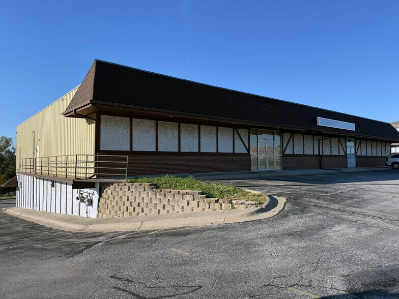 More Photos Of 10801 Blondo St, Omaha General Retail For Sale