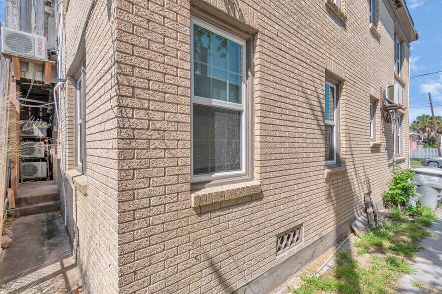 More Photos Of 915 8th St, Galveston Apartments For Sale