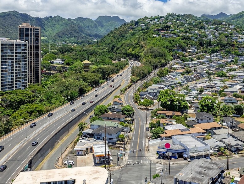 More Photos Of 2002 Pauoa Rd, Honolulu Auto Salvage Facility For Sale